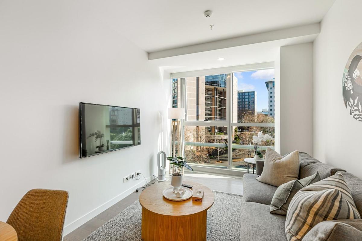 Chic 1br With Pool And Gym Perks *